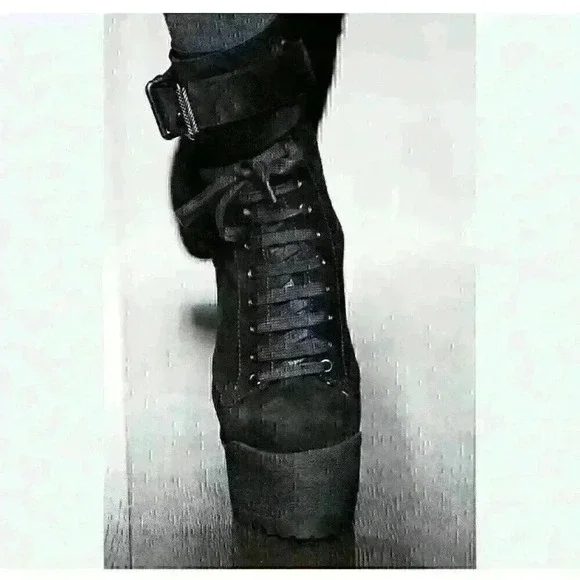Burberry Womens Size 8 Fall Of 2009 Vogue Runway Ankle Lace Up Strap Up Boots